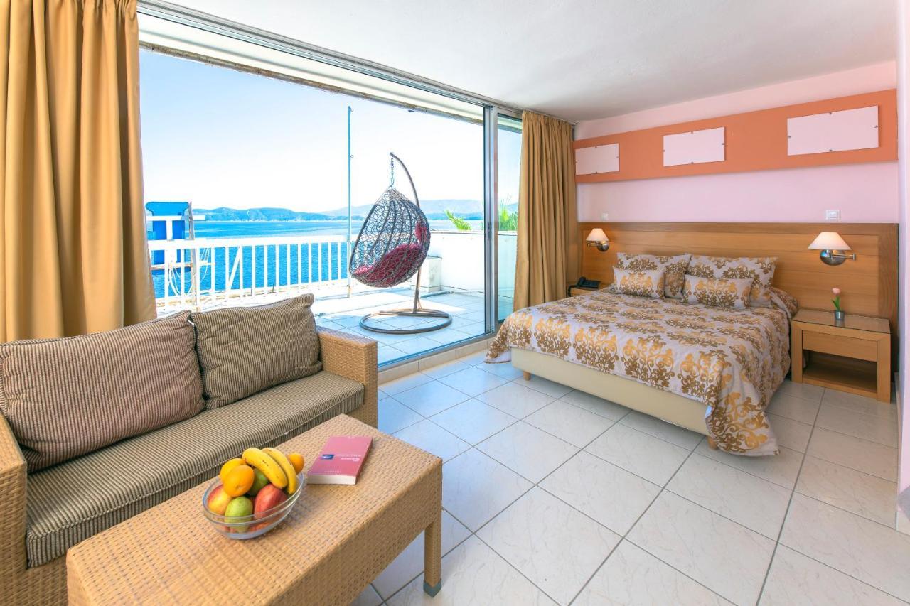 Avra Hotel Méthana Buitenkant foto
